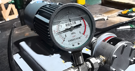 Inspection et mise en service de pompes à engrenages pour l'usine pilote de tubes simples en Inde